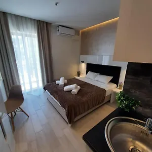 Ξενοδοχείο με διαμερίσματα Grand, Αγία Τριάδα